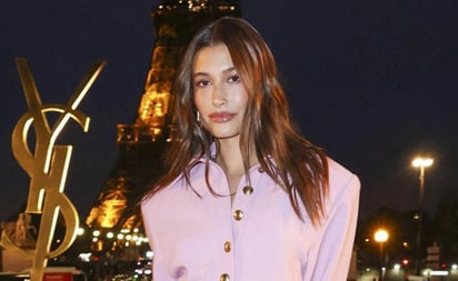 Hailey Bieber presume figura tonificada con minifalda estilo Barbie en París