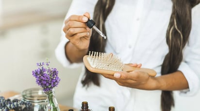 Aceites esenciales que son oro líquido para rejuvenecer tu cabello