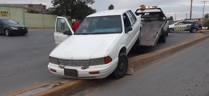 Auto acaba como adorno en camellón