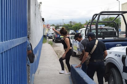 Embarazada estaba con parvada en unas tapias