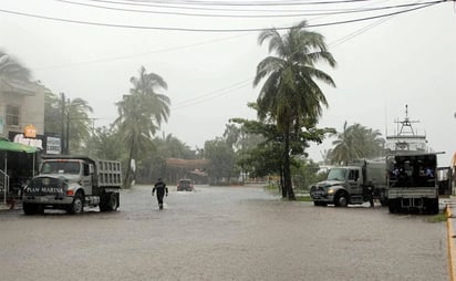 Huracán 'Orlene' decrece a categoría 3 y pone en alerta a 9 estados 