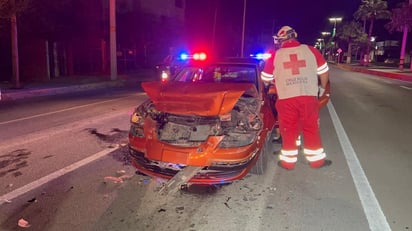 Damita embarra su coche en un 'trocón' por la madrugada