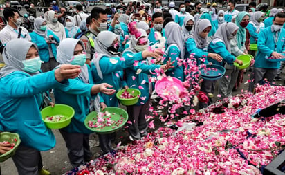 Contabilizan 32 niños muertos entre las 125 víctimas que dejó incidente de seguridad en estadio de Indonesia