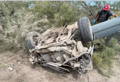 Un traficante y dos indocumentados mueren en volcadura en Texas