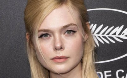 Elle Fanning posa sensual con top y una serpiente, como Britney Spears hace 20 años