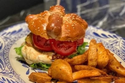 VIRAL: Crean una hamburguesa con pan de muerto