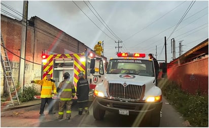 Reportan incendios en dos fábricas en Los Reyes La Paz y Coacalco, Edomex