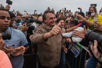 ¿Plan con maña? Bolsonaro le aumenta ayuda a los pobres