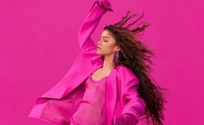 Zendaya causa furor en catsuit con transparencias Valentino