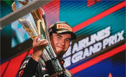 Checo Pérez enfrentó a la prensa británica tras ganar en Singapur: El piloto mexicano se tomó un tiempo para dedicarle unas palabras a la prensa que lo critica aún durante la mejor temporada de s