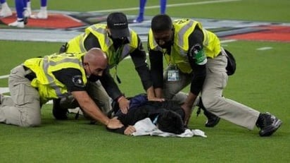 Espontáneo invade Levi's Stadium antes de ser derribado por Bobby Wagner