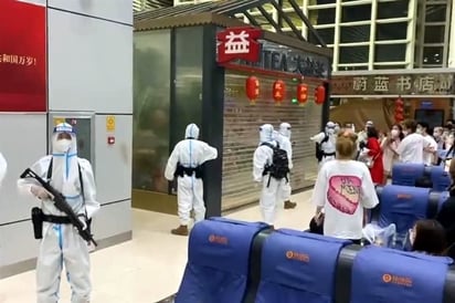 China aplica normas Covid ¡con metralletas!; recorren aeropuerto 