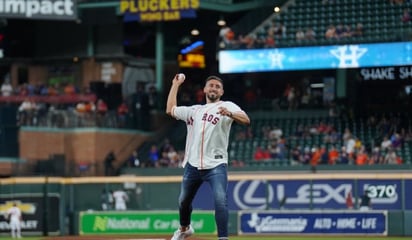 Héctor Herrera lanzó la primera bola previo al juego de los Astros; José Urquidy fue el catcher