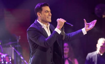 Carlos Rivera se conmueve hasta las lágrimas por su padre en pleno concierto