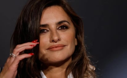 Penélope Cruz seduce con el coordinado más masculino de Chanel