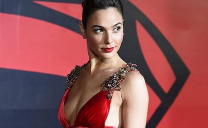 Gal Gadot presume minifalda amarilla de impacto y posa al ritmo de Rosalía