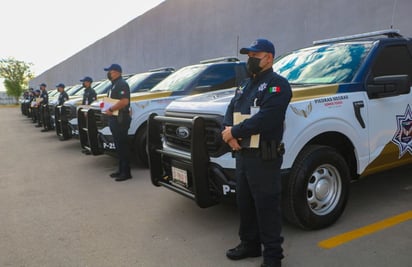 Alcaldesa entrega reconocimiento a policías del mes con incentivo