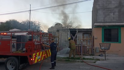 Bomberos auxilian un domicilio incendiado