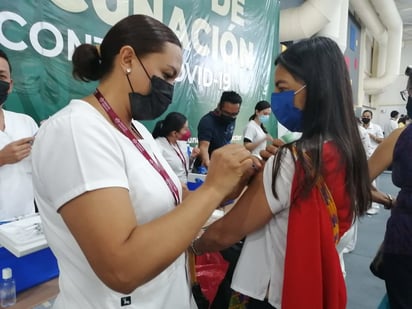 Docentes son vacunados contra la influenza