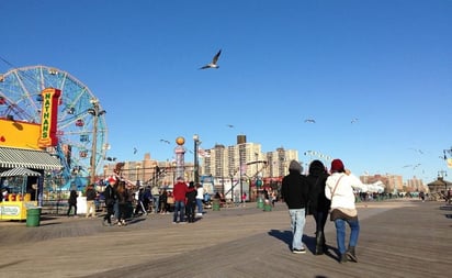 Lo que necesitas saber para visitar el icónico Coney Island en Nueva York : Coney Island es una atractiva opción para los viajeros que llegan a Nueva York en busca de aventuras y diversión 