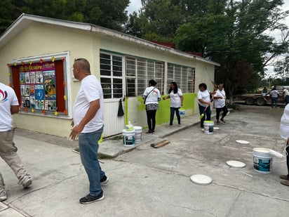 Padres de familia se suman a 'coloreando mi primaria'