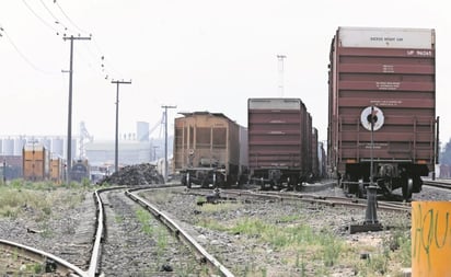 Hermanos que viajaban en moto se impactan con tren en Sinaloa al intentar ganarle el paso