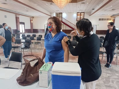 Trabajadores de la educación son vacunados contra el virus de influenza