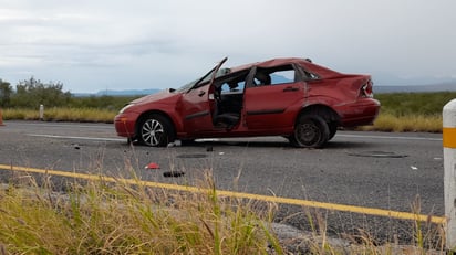 Familia sufre volcadura en la carretera 57