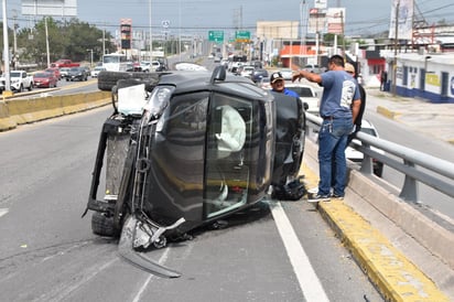 Se queda dormido al volante y vuelca sobre puente de la colonia Asturias