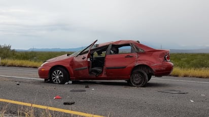 Familia sufre volcadura en la carretera 57