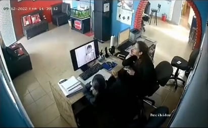 Así captan a empleadas viendo Betty la Fea en horas de trabajo; video evidencia hasta al picacostillas