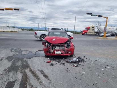 Dos lesionados dejo un fuerte choque entre un auto y una camioneta 