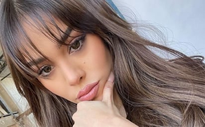 Danna Paola muestra cómo usar pañuelos en el pelo este otoño