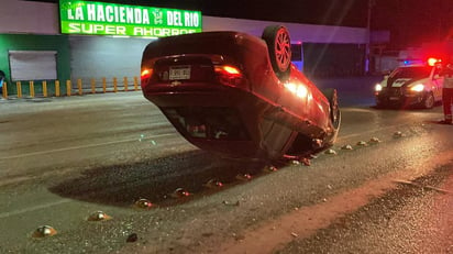 Alcoholizado conductor vuelca su vehículo en la colonia Pipila y huye