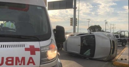 Auto queda acostado en el libramiento