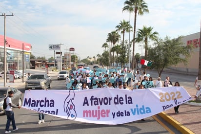 Monclovenses marchan por el derecho de la mujer y la vida