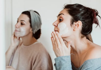 Mascarilla de yogur caseras para aclarar el tono facial 