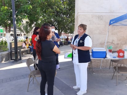 Personal de salud aplica vacunas en la Plaza Principal para prevenir Influenza y COVID-19 