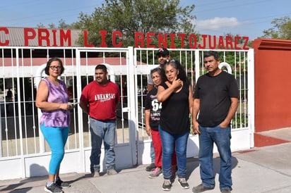 Padres de familia manifestaron que sus hijos corren riesgo por el anexo Renace Monclova ubicado muy cerca de una escuela