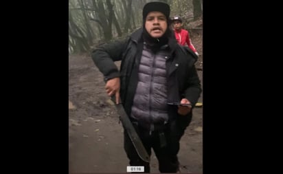 Video: Con machete en mano, piden a ciclistas “cooperación voluntaria” por paso en el Desierto de los Leones