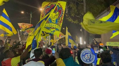 Aficionados llevan serenata al América por la celebración de su aniversario 106