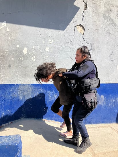 Enferma mental altera el orden en plaza Alonso de León 