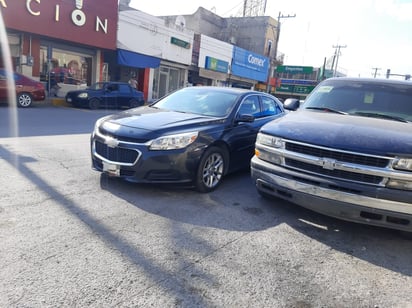 Ciudadanos se estacionan en doble fila en las calles de la Zona Centro en Monclova 