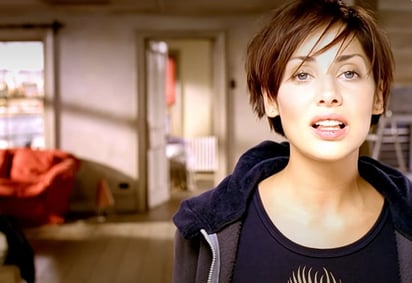 Natalie Imbruglia se negó a usar vestido en el video de 'Torn' por su cuerpo 'dismórfico e inseguro'