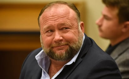 Condenan a locutor Alex Jones a pagar casi mil mdd por decir que el tiroteo en Sandy Hook fue una 'farsa'