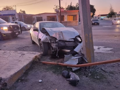 Conductor se queda dormido y choca contra poste en Frontera