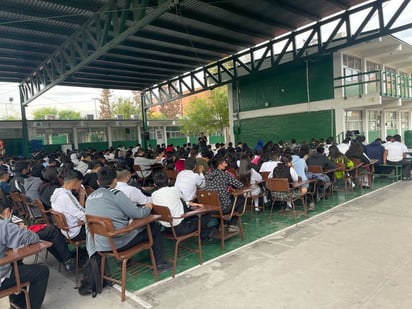 Jóvenes reciben plática “Hackuna Matata” en Monclova 