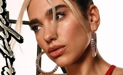 Dua Lipa tiene las botas ideales para tener los pies abrigados durante el cambio de estación