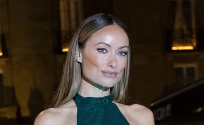 Olivia Wilde luce nipple cover en arriesgado y costoso atuendo Gucci