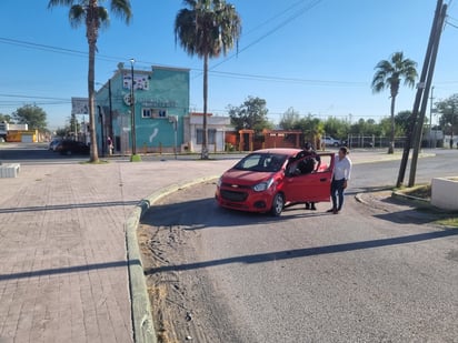 Mujer choca contra la plaza de la Prosperidad en Monclova 